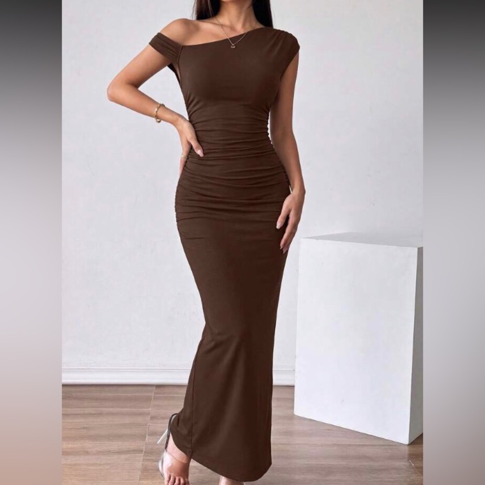 Elegant Off-Shoulder Brown Ruched Maxi Dress